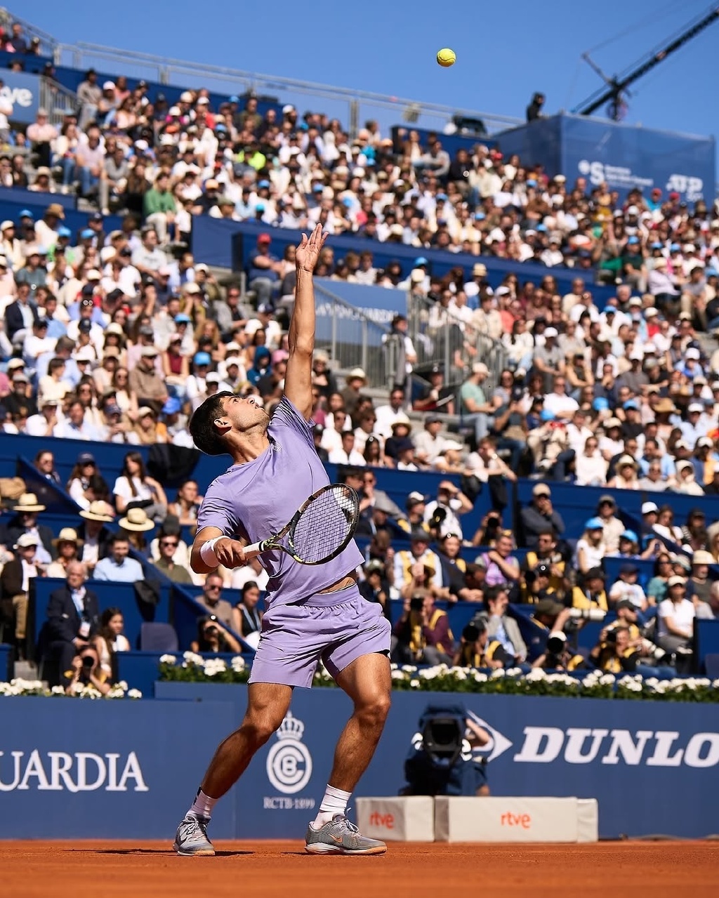 威廉希尔官网-巴西选手在沙滩排球比赛中向冠军发起冲击激烈，积极备战