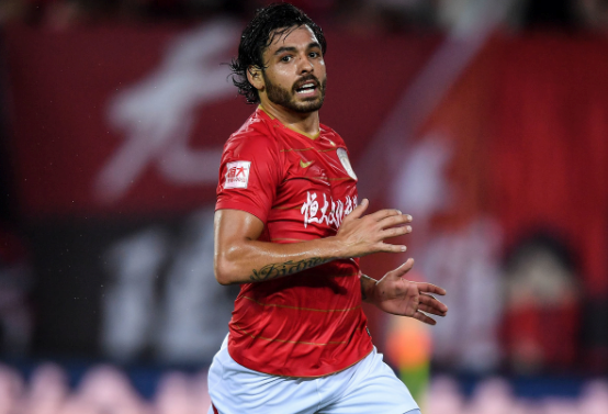 巴西选手在沙滩排球比赛中向冠军发起冲击激烈，积极备战